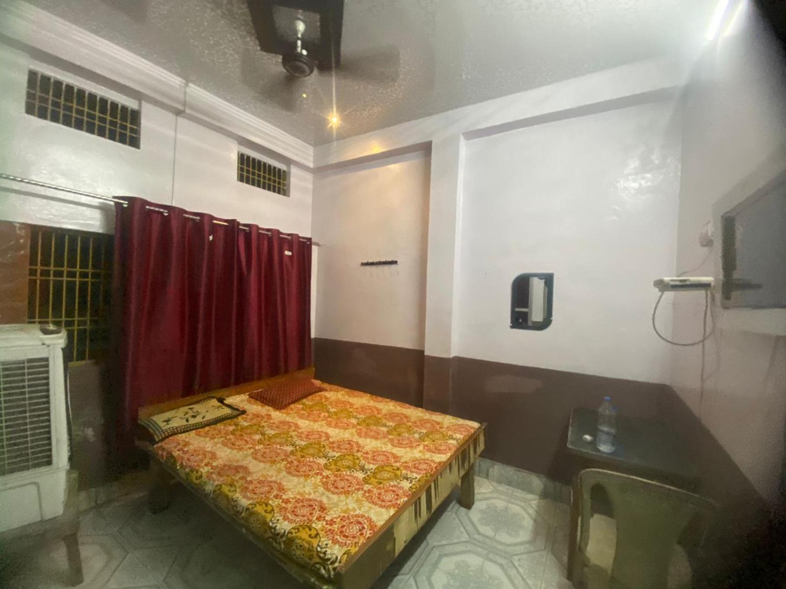 Hotel Yatri Niwas Varanasi Exteriör bild