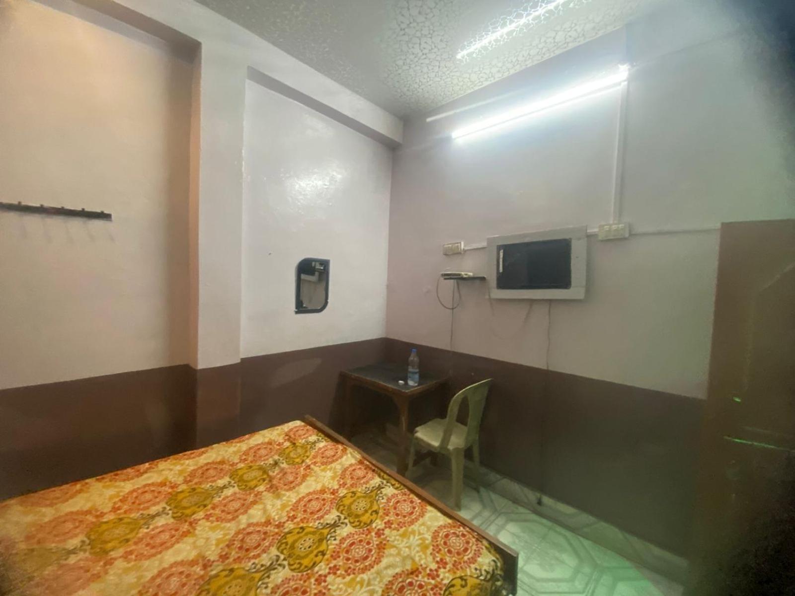 Hotel Yatri Niwas Varanasi Exteriör bild